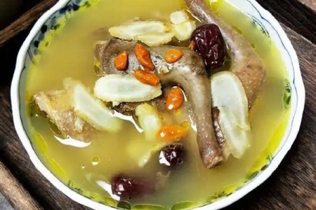 蛇炖鸡的做法如何做呢？蛇肉炖鸡能有什么益处