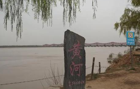 传说在70年代，黄河清淤时偶然发现了龙形棺材