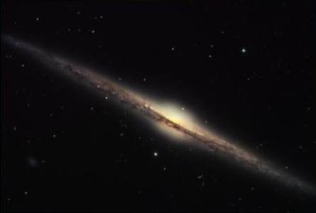 地球与月球：相辅相成的宇宙共生体