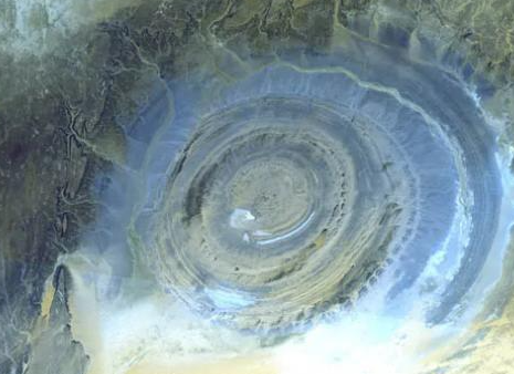 太空俯瞰沙漠巨型同心巨眼，毛里塔尼亚撒哈拉之眼完整地质真相