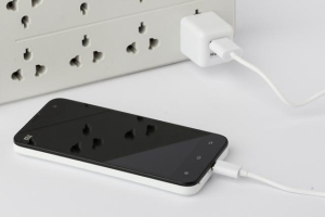 手机充电头放在床头上有什么危害?手机放在床头充电2