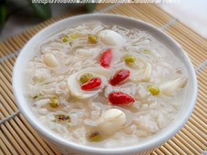 喝点红豆水帮你消肿瘦脸