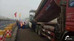 京沪高速改扩建工程重要意义京沪高速改扩建工程开始首段沥青铺筑