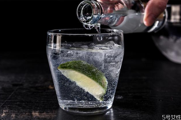 金汤力鸡尾酒多少钱一杯 金汤力鸡尾酒的故事 金汤力鸡尾酒多少钱一杯 金汤力鸡尾酒的故事