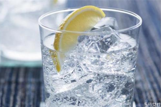 金汤力鸡尾酒多少钱一杯 金汤力鸡尾酒的故事 金汤力鸡尾酒多少钱一杯 金汤力鸡尾酒的故事