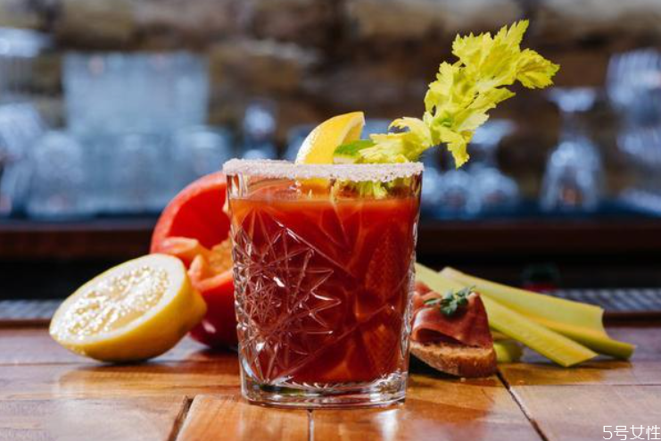 血腥玛丽鸡尾酒好喝吗 血腥玛丽为什么放芹菜 血腥玛丽鸡尾酒好喝吗 血腥玛丽为什么放芹菜
