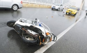 为何下雨天容易摔跤？下雨天电动车打滑怎么回事？1