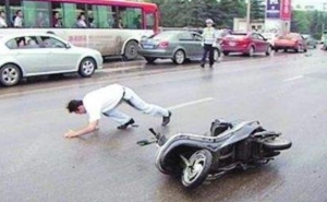 为何下雨天容易摔跤？下雨天电动车打滑怎么回事？2