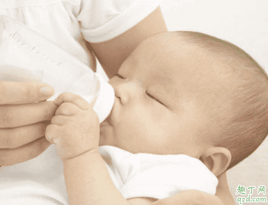全母乳喂养宝宝需要喝水么 新生儿可以喝水吗3