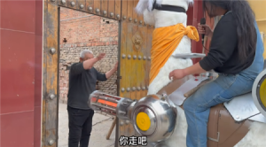 手工耿自制羊驼烤肠机：胸前两支“加特林” 可发射烤肠