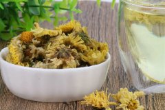 菊花茶要用多少度水泡？菊花茶可以去痘痘吗