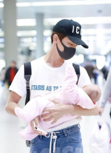 曝三位“代孕生子”男星，二字男顶流引猜疑，C姓M姓艺人呼之欲出