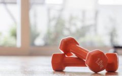 哑铃减肥的动作