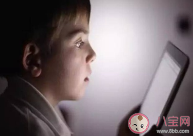 孩子哭闹着要玩手机怎么办 家长应该怎么应对
