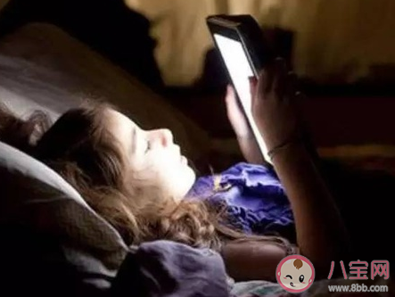 孩子哭闹着要玩手机怎么办 家长应该怎么应对