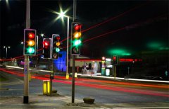 夜间通过红绿灯路口怎样使用灯光夜间正确使用灯光