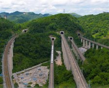 中国高铁真狂魔！一张照片里？五条隧道、五座大桥