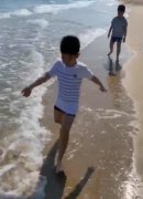 沙溢吐槽安吉小鱼儿完整版？沙溢晒儿子海边玩耍