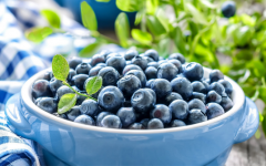 蓝莓放冰箱需要用保鲜膜包起来是真的吗