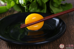 半生的鸡蛋营养更丰富吗？双黄蛋是因为打了激素吗