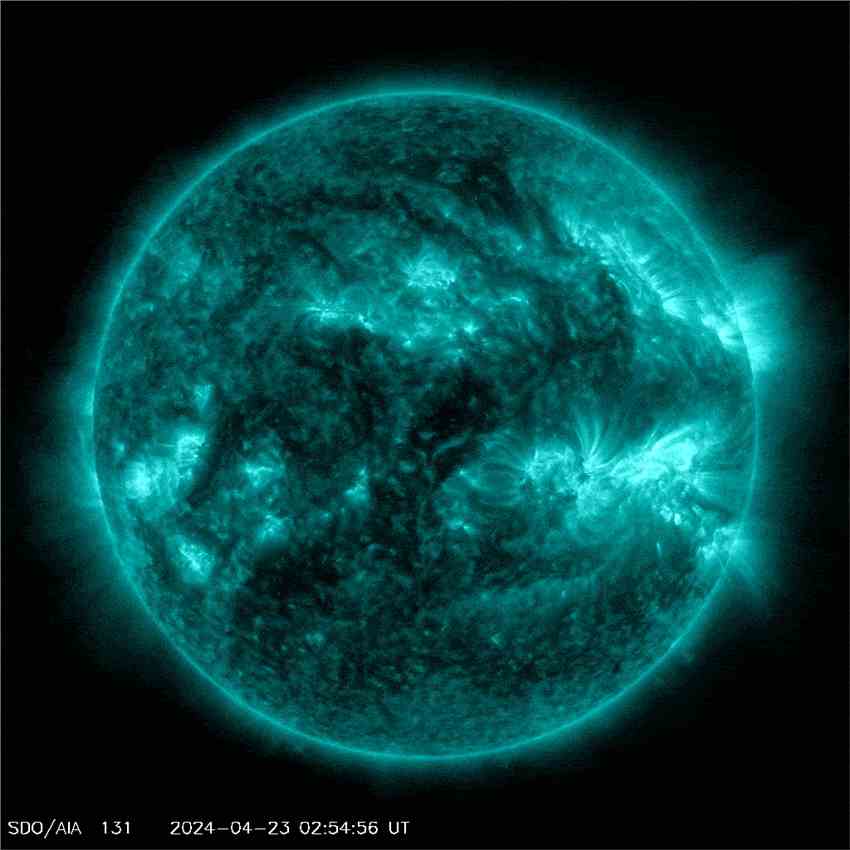 4个太阳耀斑同时从太阳爆发,地球可能会受到沉降物的撞击