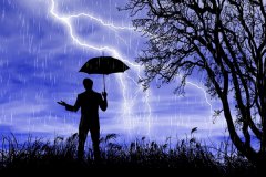 广西南宁发布暴雨红色预警：马路井盖跳舞有汽车被冲跑