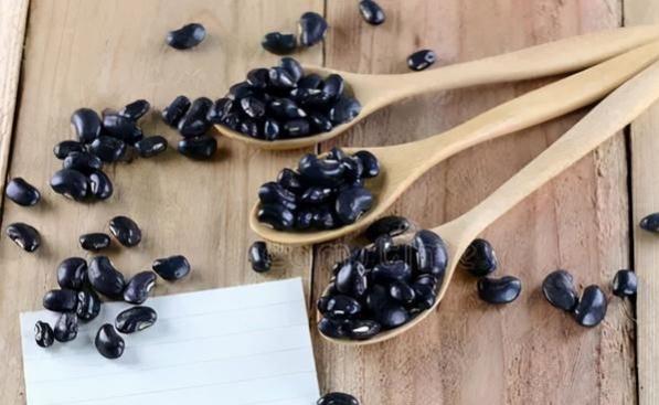 黑豆尿酸高的人能吃吗?黑豆有降血压的功效吗?
