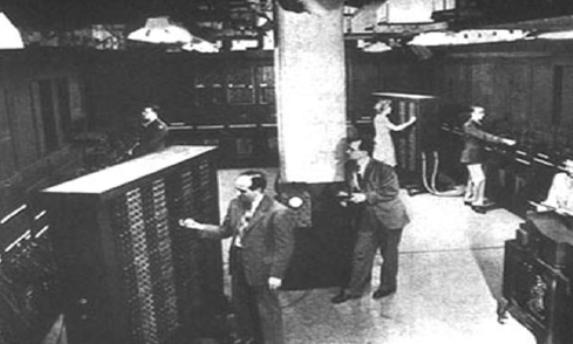 在计算机中媒体是指什么？第一台电子计算机的英文缩写名是什么