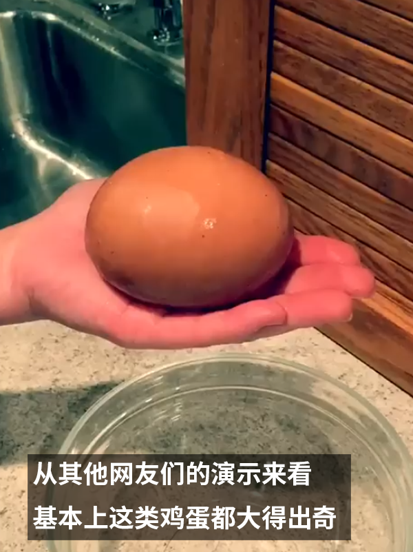 网友敲开超巨型鸡蛋：发现里面不仅有两个蛋黄！