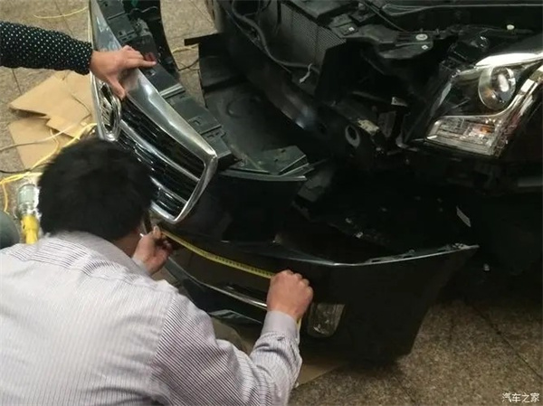 汽车怎么样才能拆前保险杠