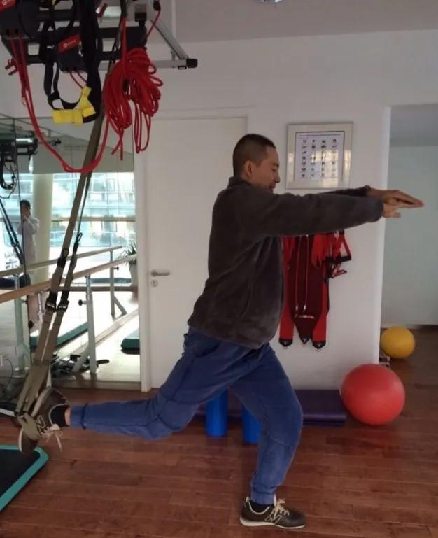 谷智鑫 34岁拍戏坠马瘫痪,女友照顾他8年,未办婚礼成遗憾(34岁拍戏坠马瘫痪)(12)