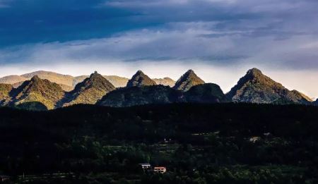在广泛流传的藏族民间故事中,关于喜马拉雅山区的传说