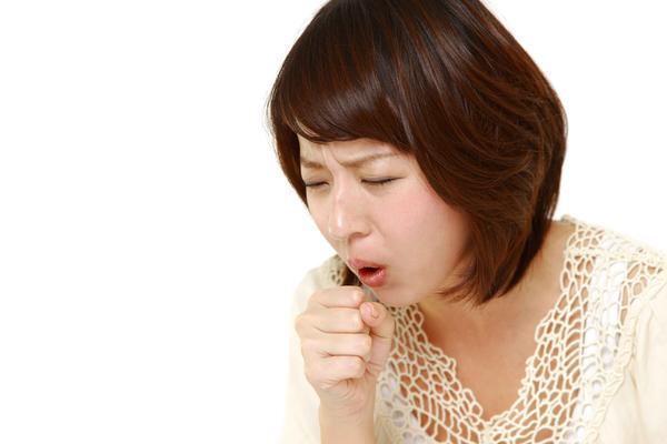 白天好好的 一到晚上就咳嗽肺要夜间排毒 不妨改变睡觉姿势