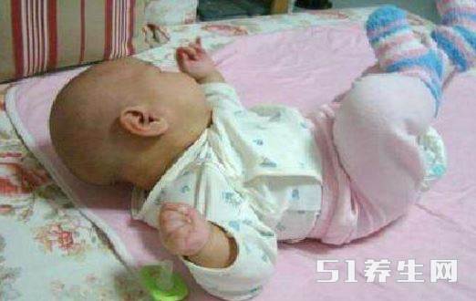 4月宝宝患上化脓性指沟炎症 原因是奶奶剪指甲时用了错误的方法