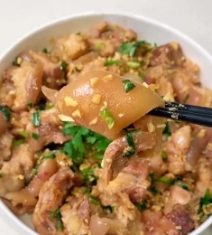 湛江特色五花肉焖红鱼干鲜香可口