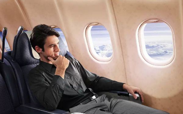 收起小桌板,调直座椅靠背